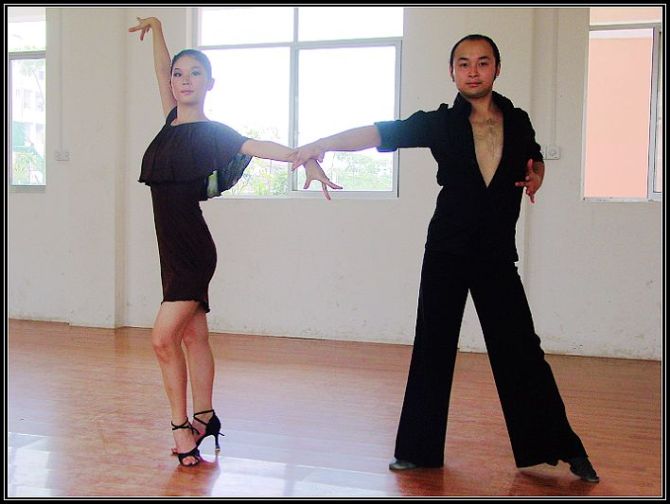 国际标准舞专业拉丁舞教师王道豫、李静和他们的老师栾江